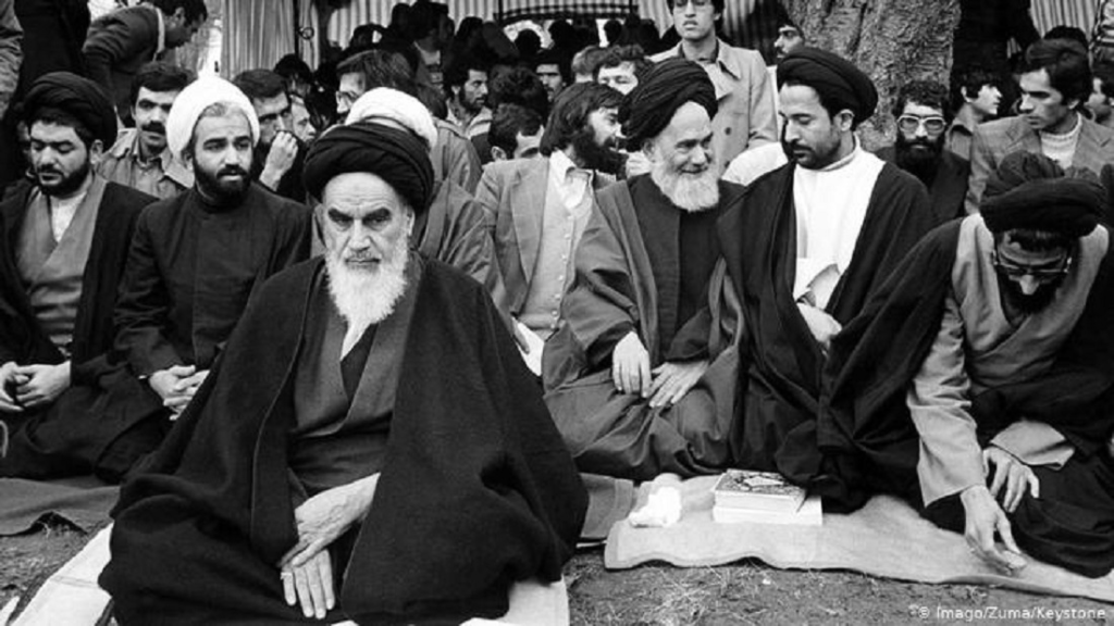 القواعد السياسية نافذة: الحروب الأهلية ما بعد المرحلة الثورية 2 صورة رمزية حول موضوع ثورة الخميني